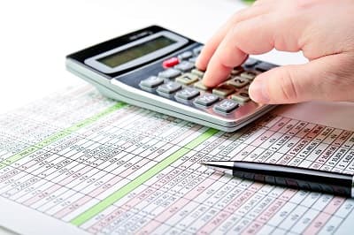 калькулятор и ручка, подсчет процента налога